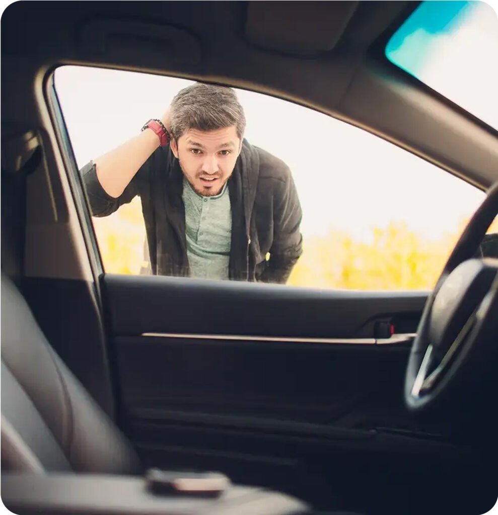 Homme bloqué à l’extérieur de sa voiture