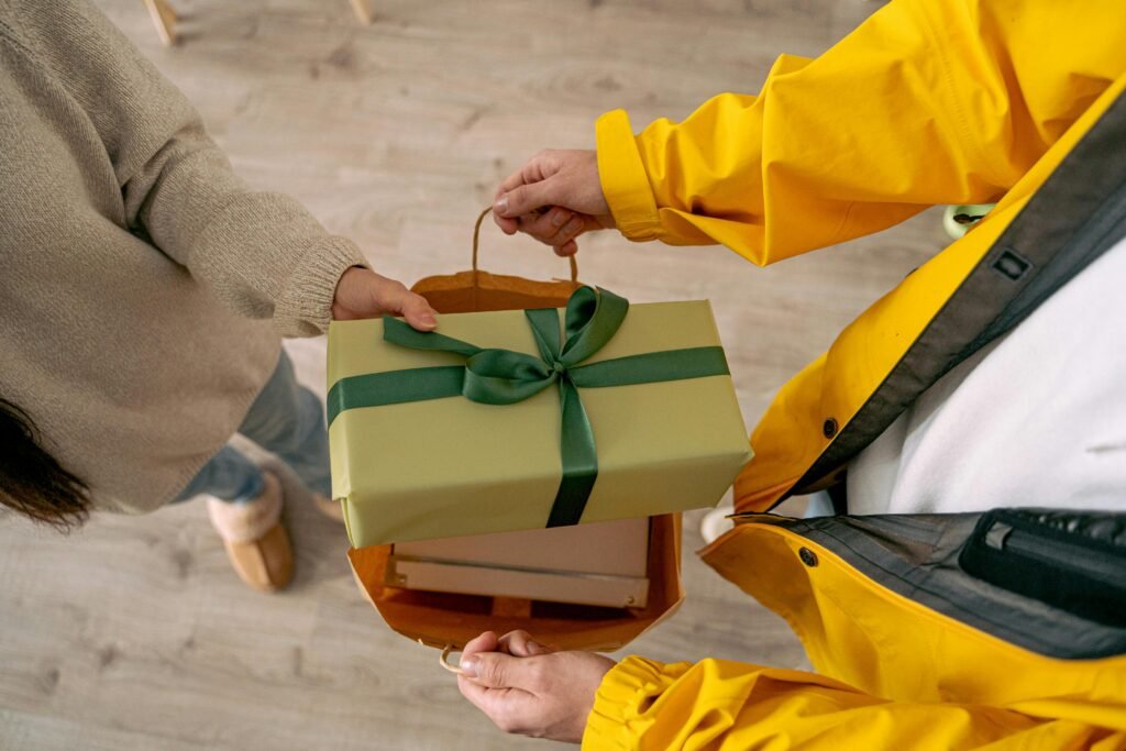 Échange de cadeaux entre deux personnes