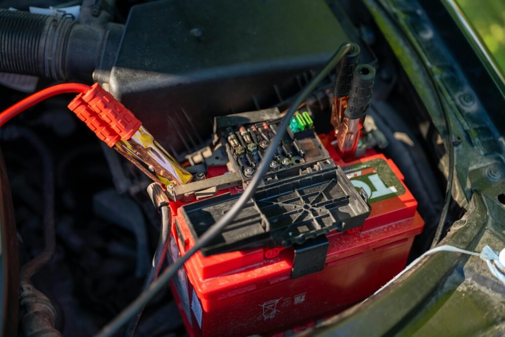 Batterie de voiture avec câbles de démarrage connectés