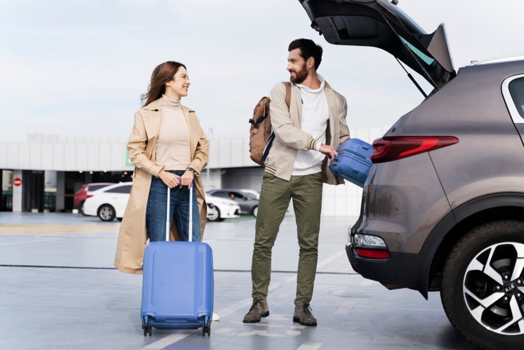 Couple chargeant des bagages dans la voiture